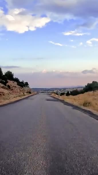 在清澈的夏日 在落日下驾驶着动作片相机穿越土耳其山区的路上 捕捉着驾驶的兴奋心情 高质量的镜头 — 图库视频影像