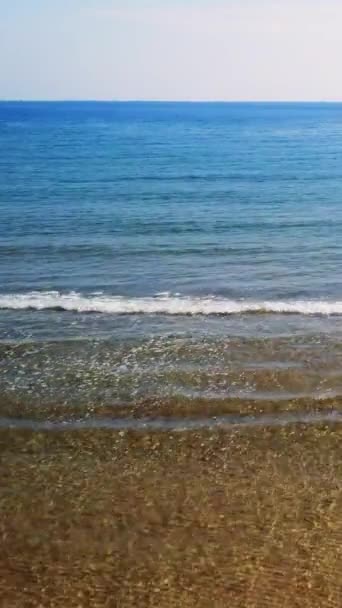 Uma Costa Calma Serena Com Praia Areia Ondas Oceânicas Imagens — Vídeo de Stock