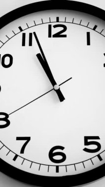 Beyaz Saat Surat 'ın beyaz duvar saatine yakın çekim, oklar 23: 00 ya da 11: 00 gösteriyor. Yüksek kalite 4k görüntü