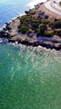 Drone yazın öğle vakti Akdeniz hindisinin sahil şeridinde uçuyor. Mersin. Yüksek kalite 4k görüntü