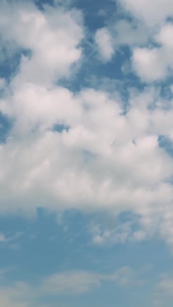 Tidsförskjutning Glider Ett Grumligt Lager Genom Den Blå Himlens Luftiga — Stockvideo