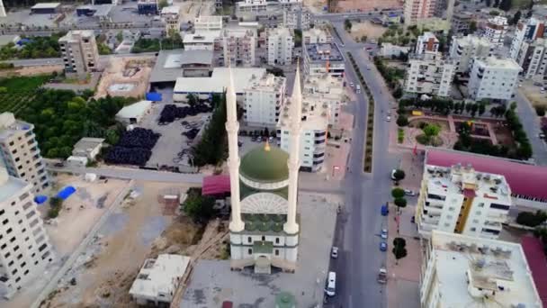 Drone Uitzicht Nieuwe Moskee Met Twee Minaretten Mersin Bij Zonsondergang — Stockvideo