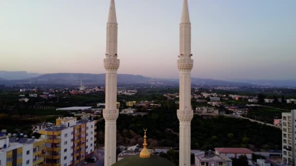 Una Pequeña Mezquita Con Dos Minaretes Centro Una Zona Urbana — Vídeos de Stock