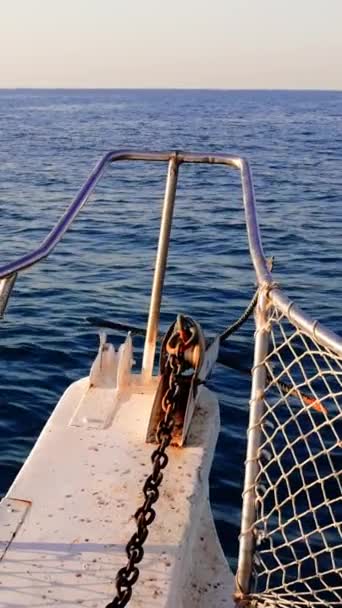 Pohled Příď Bílé Rybářské Jachty Pohybující Obzoru Otevřeného Moře Úsvitu — Stock video
