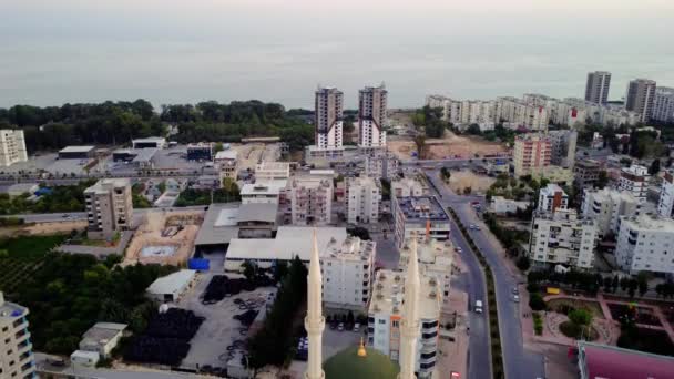 Gün Batımında Denizin Arka Planına Karşı Şehir Merkezinde Iki Minaresi — Stok video