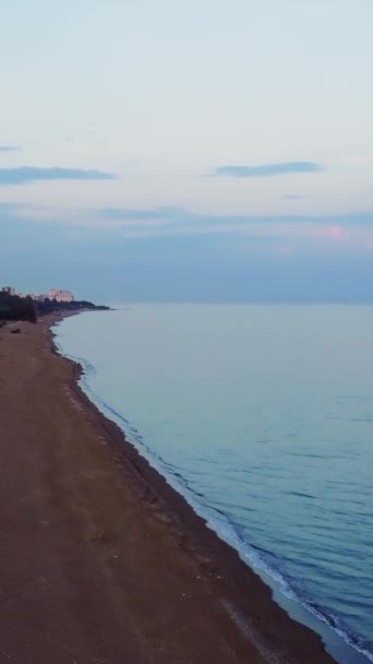 地中海の夏の日没はメルシン海岸を変える ドローンは穏やかな波 そして魅惑的なシルエットをこの素晴らしい海岸で捉えています トルコ — ストック動画