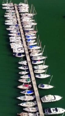 Mersin Akdeniz yat limanının kuş bakışı manzarası yat ve yelkenli tekneleri ve yatlarla yatçılık ortamını vurguluyor 