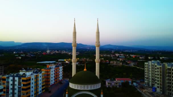 Drone Vliegt Naar Moskee Vliegt Tussen Grote Bruine Bakstenen Minaretten — Stockvideo