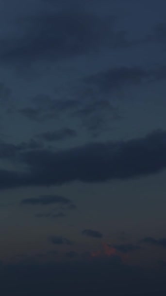 Tijdens Avond Hemel Time Lapse Een Betoverende Wolkenlandschap Ontvouwt Zich — Stockvideo
