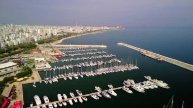 Türkiye 'nin Mersin kentindeki yat sahnesini, Akdeniz marinasını şereflendiren yelkenli ve yatlarla hava perspektifi yakalıyor.