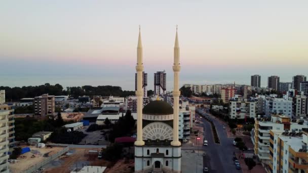 Een Kleine Moskee Met Twee Minaretten Het Centrum Van Een — Stockvideo