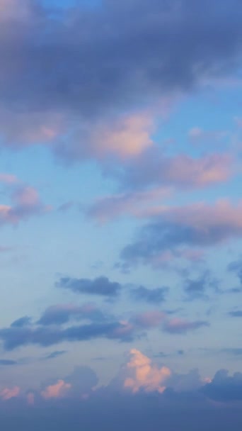 Вечірньому Небі Захоплюючі Форми Хмар Високі Хмари Рухаються Горизонтально Протилежних — стокове відео