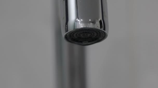Extreme Nahaufnahme Eines Wasserhahns Aus Metall Auf Weißem Hintergrund Tropfen — Stockvideo