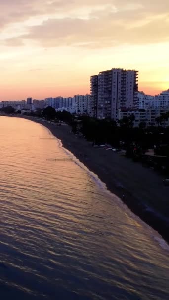 当橙色的落日沐浴在海岸线上 海浪轻柔地抚摩着沙滩时 一部电影中的无人机捕捉到了梅尔辛热带天堂海岸的美景 土耳其 — 图库视频影像