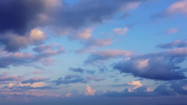 Zeitraffer Des Abendhimmels Bildet Sich Eine Fesselnde Wolkenlandschaft Sich Hohe — Stockvideo