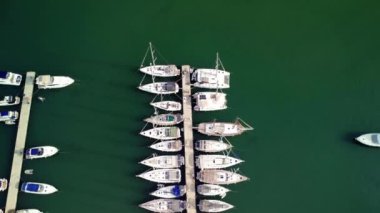  Akdeniz marinasında demirlemiş yelkenli tekne ve yatlarla Türkiye 'nin Mersin kentindeki yatların hava görüntüsü cezbedici.