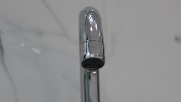 Fechar Gota Água Bacia Lavagem Banheiro Torneira Água Aço Inoxidável — Vídeo de Stock
