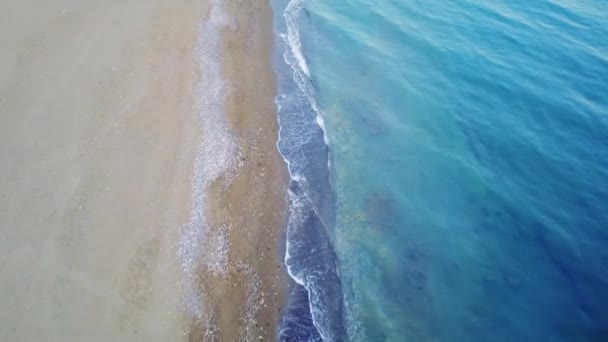 Eine Drohne Schwebt Entlang Der Küste Und Fängt Eine Atemberaubende — Stockvideo