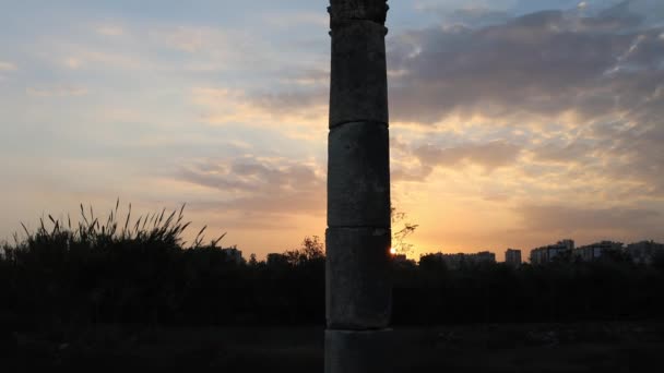 当太阳落在庞贝里奥波利斯时 柱子的阴影伸展了很久 一个古老的柱子守卫着 一个永恒的手表 暮色把故事刻在梅尔辛的每一根沉默的柱子上 — 图库视频影像