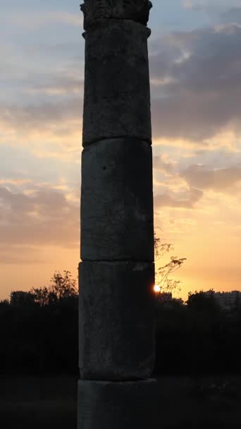 当太阳落在庞贝里奥波利斯时 柱子的阴影伸展了很久 一个古老的柱子守卫着 一个永恒的手表 暮色把故事刻在梅尔辛的每一根沉默的柱子上 — 图库视频影像