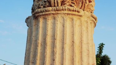 Antika bir sütunun kapanışı karmaşık ayrıntıları ortaya çıkarır. Sütunun her yarığı tarihi bir hikaye anlatıyor. Görkemli sütun, mimari maharetin bir göstergesi olarak duruyor. Yüksek kalite 4k görüntü