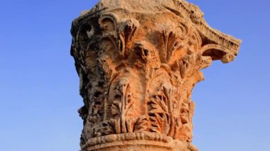 Yakın çekim, antika bir sütunun özünü yakalar. Antika sütun gösterimindeki detaylar sanatsal zaman aralığı. Antik sütundaki her işaret geçmiş çağların hikayesini anlatıyor. Yüksek kalite 4k görüntü