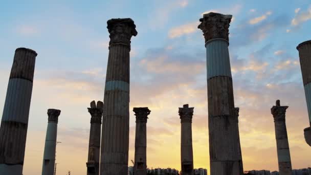 Ηλιοβασίλεμα Ρίχνει Δραματικό Φως Αρχαία Ερείπια Παλιά Ελληνική Κιονοστοιχία Σιλουέτες — Αρχείο Βίντεο