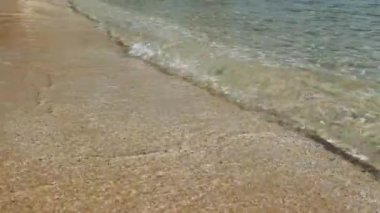 Dalgalar yavaşça kıyıya vurur, sakin bir sörf günbatımı sahnesi. Dalgalar kumun üzerinde yuvarlanıyor, yankılanan doğa sakinleşiyor. Güneş batarken, dalgalar ılık renklerini yansıtıyor, kumsalı sükunetle yıkıyor.