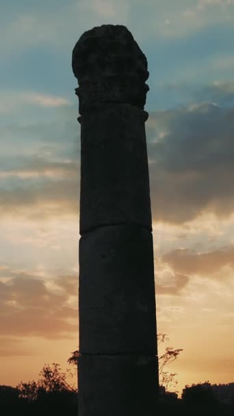 그림자는 메르신 Mersin 폼펠리오폴리스 Pompeliopolis 태양이 떠오르는 연장된다 고대의 기둥은 — 비디오
