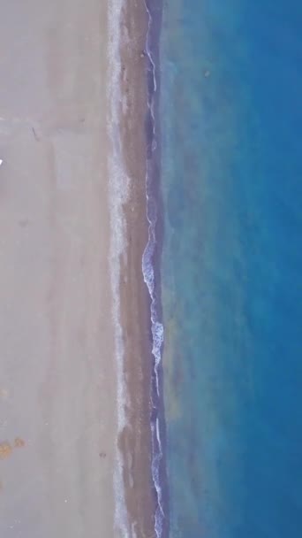 Drone Voa Longo Costa Capturando Uma Paisagem Marítima Deslumbrante Que — Vídeo de Stock