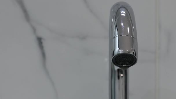 Zamknij Umywalka Kropla Wody Łazience Stali Nierdzewnej Kranu Wody Lub — Wideo stockowe