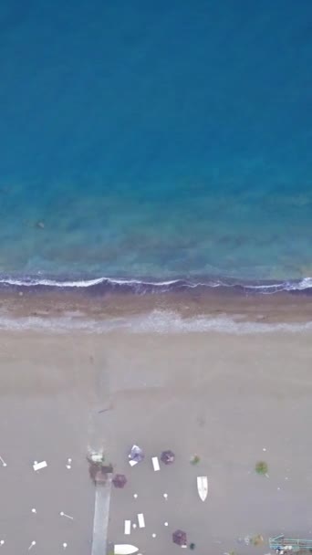 Drone Voa Longo Costa Capturando Uma Paisagem Marítima Deslumbrante Que — Vídeo de Stock