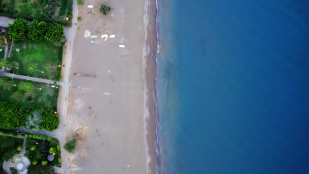 海岸沿いにドローンが漂い 無油の自然 透明なターコイズ海 砂浜を強調する素晴らしい海岸を撮影し 魅力的な旅行先を作成します — ストック動画