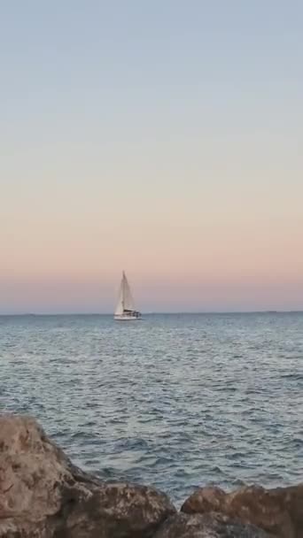 サンセットヨットの旅 日没時に熱帯海で巡航する息をのむボート 日没のヨットの贅沢 帆船の優雅さを示すための理想 完璧なサンセットヨット 帆船アリュール — ストック動画