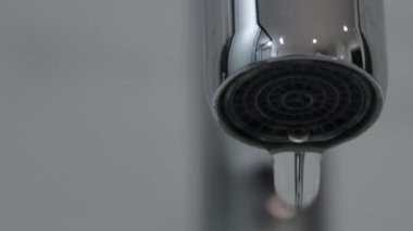 Banyodaki lavabo suyunu kapat paslanmaz çelik musluk ya da vadi su damlası, tuvaletteki ağır su krom musluğu, enerji tasarrufu ve çevreyi koruma kavramı..
