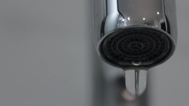 Fechar Gota Água Bacia Lavagem Banheiro Torneira Água Aço Inoxidável — Vídeo de Stock