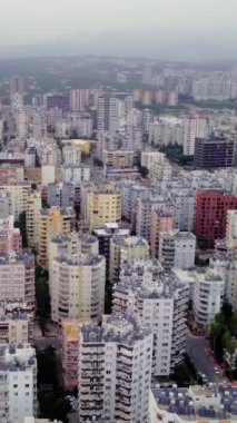 Drone görüntüsü Mersin Metropolis cazibesini gün batımında yakalar. Hava görüntüleri metropolün güzelliğini, hindilerin cazibesini ön plana çıkarıyor. Seyahat için mükemmel, Metropolis manzaraları sergileniyor. Yüksek kalite 4k görüntü
