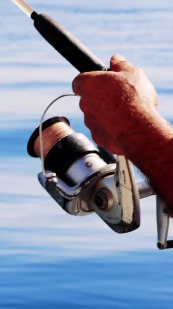 Lugn Närbild Sportfiskare Hand Sakkunnigt Driver Sitt Fiske Equipmentin Slow — Stockvideo