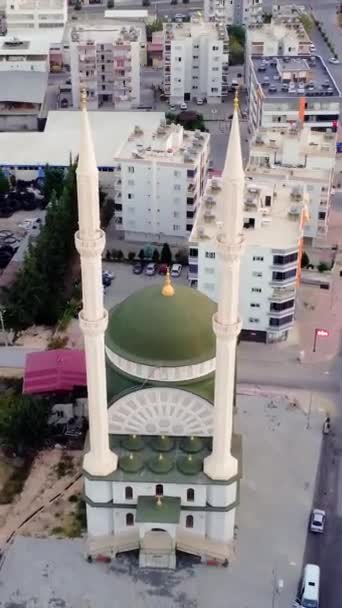 Drone Uitzicht Nieuwe Moskee Met Twee Minaretten Mersin Bij Zonsondergang — Stockvideo