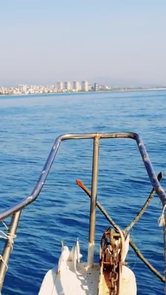 Utsikt Över Fören Vit Fiskebåt Rör Sig Mot Horisonten Det — Stockvideo