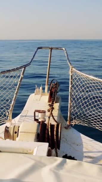 Vista Proa Iate Pesca Branco Que Move Direção Horizonte Mar — Vídeo de Stock