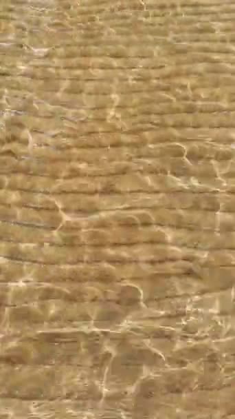 Gelombang Lembut Menyapu Atas Pasir Kuning Bergaris Patung Pantai Berpasir — Stok Video