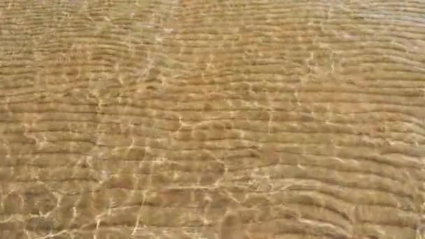 Ondas Varrem Suavemente Sobre Areia Amarela Com Nervuras Esculpir Costa — Vídeo de Stock