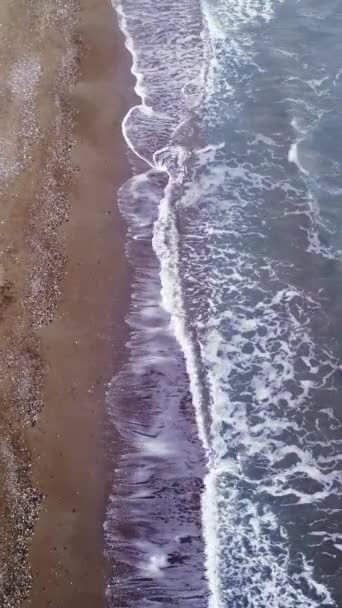 Uma Vista Aérea Das Ondas Que Quebram Areia City Beach — Vídeo de Stock