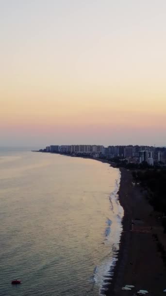 Lennokkinäkymä Kuvaa Ekologian Vuorovaikutusta Merenrannalla Auringonlasku Korostaa Rannikon Ekologian Herkkää — kuvapankkivideo