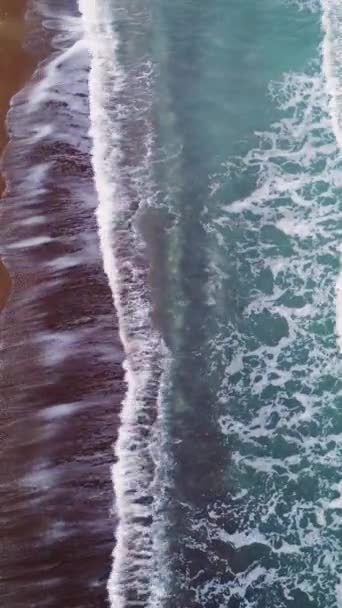 Drone Melonjak Atas Pantai Tropis Mersin Menangkap Gelombang Laut Pemandangan — Stok Video