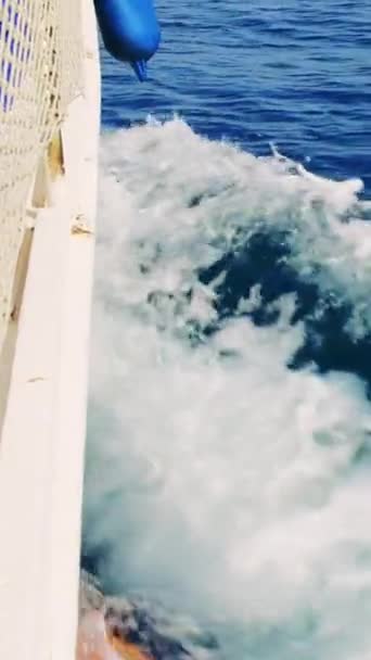 Парусник Проходящий Через Морские Волны Яхтсмен Восхищается Волны Плескаются Парусник — стоковое видео