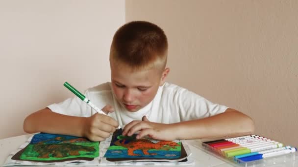 Školák Stolu Zaujatý Kresbou Omalovánky Plstěným Perem Dětské Okamžiky Učení — Stock video