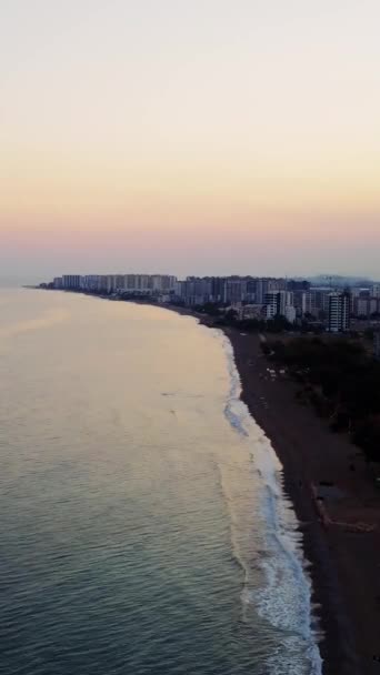 Drone Αποκαλύπτει Γοητεία Ενός Παραθαλάσσιου Θέρετρου Στο Ηλιοβασίλεμα Ζεστές Αποχρώσεις — Αρχείο Βίντεο