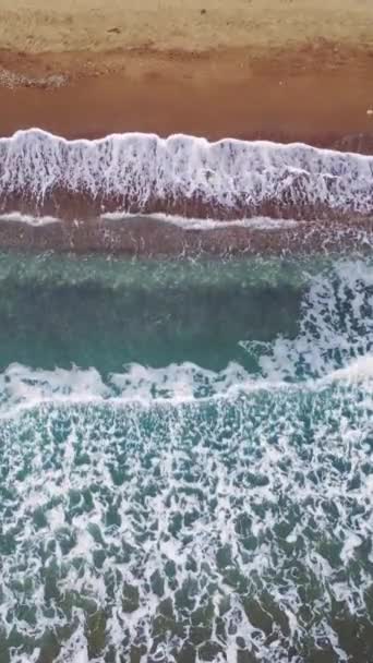 드론은 Mersin의 위에서 파도를 포착합니다 해변에 충돌하는 파도의 파도가 해안을 — 비디오